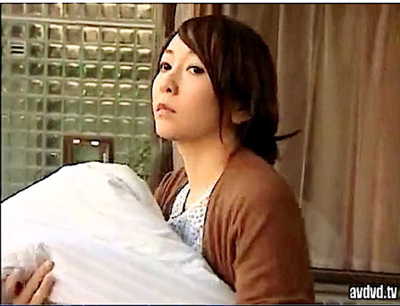 【桐原あずさ】窓から着替えを覗かれた子持ちの欲求不満な奥さま！家に来たおっさんがおチンチンを挿入してしまいます。