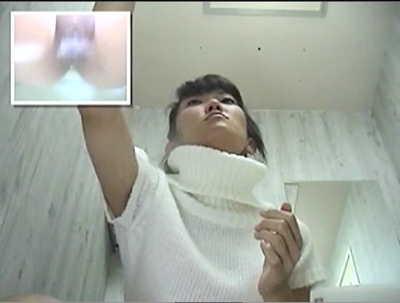 【ウンコ】雑居ビルのトイレに入ってきたお洒落な美人!じゃーじゃーとおしっこします!おしっこ 盗撮動画です!【スカトロ】【おしっこ】