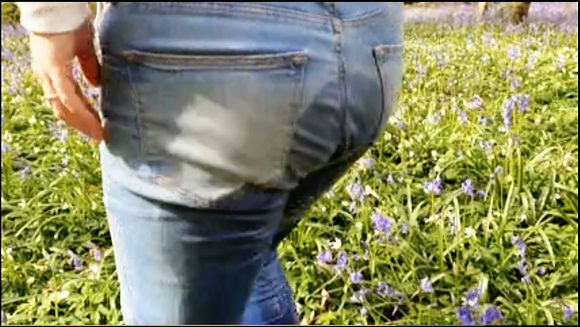 『人前で花に囲まれてジーンズを放尿するブロンドの女の子！』【AliceWetting】