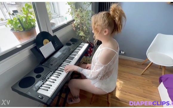 オムツを履いた女子大生。ピアノの練習をします『おむつのキーボードで遊ぶ』【Diaperclips Com+Nicole White】