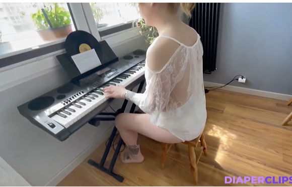 オムツを履いた女子大生。ピアノの練習をします『おむつのキーボードで遊ぶ』【Diaperclips Com+Nicole White】