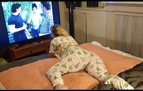 『かわいい怠け者の女の子がおなかの上に寝転がってテレビを見ているとパジャマをおもらししてしまう！』【AliceWetting】