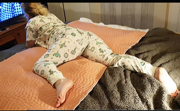 『かわいい怠け者の女の子がおなかの上に寝転がってテレビを見ているとパジャマをおもらししてしまう！』【AliceWetting】