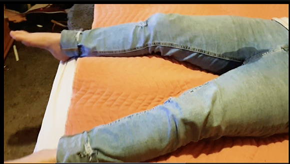 「Chilling in my pissy jeans watching TV. I couldnt hold it and peed myself before filming!」【AliceWetting】
