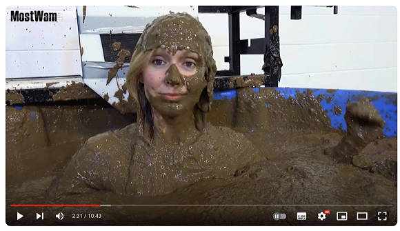 「Lisa Tests Our Mud Dunk Tank」【MostwamTV】