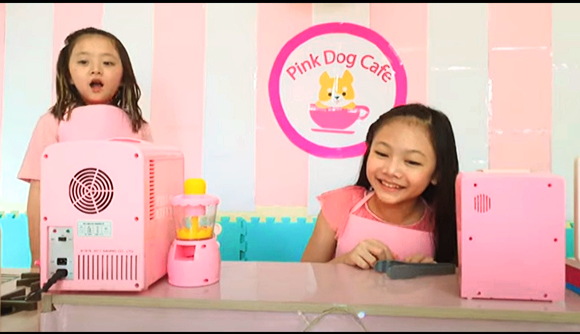 【本物+Little Big Toys+バグちゃん】バグちゃん姉妹が仲良しの犬の食事を見て、家の中に『わんわんカフェ』を作ります『家でペットと遊ぶピンクドッグカフェ』他【動画】