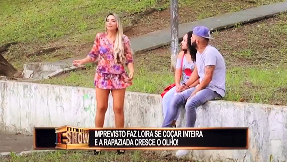 『Gostosa tira roupa e se coça inteirinha para marmanjos』【RedeTV+João Kléber Show】