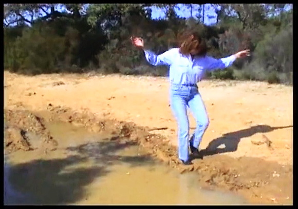 【ウェット＆メッシー】泥の中を歩いていますが中に落ちてしまいます。泥の海で泳ぎます