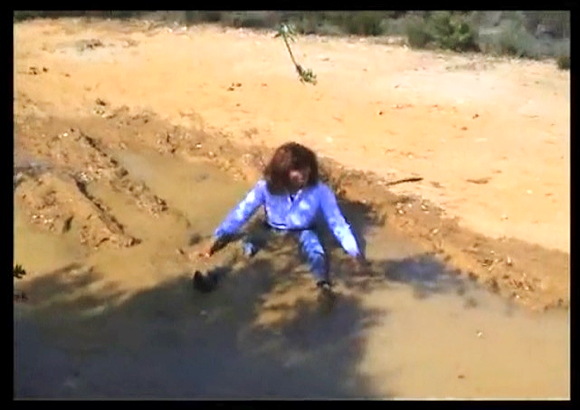 【ウェット＆メッシー】泥の中を歩いていますが中に落ちてしまいます。泥の海で泳ぎます