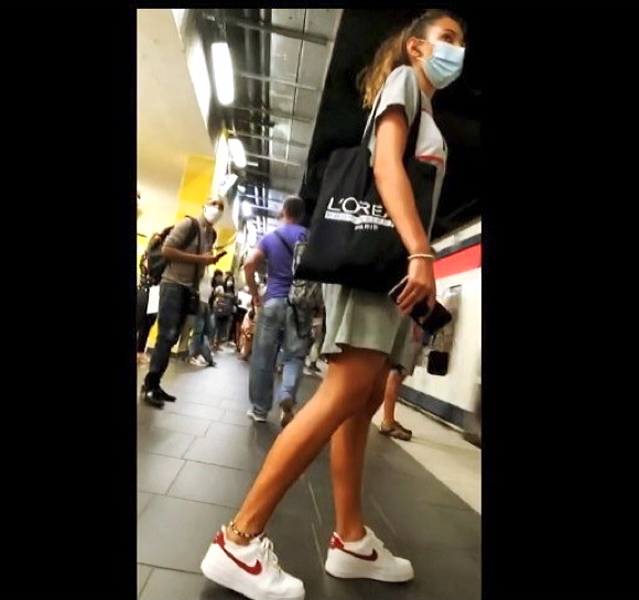 【街撮り】『セクシーすぎる足のミニスカートの可愛い美少女』他【動画】