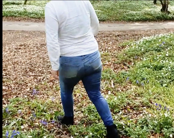 『公共の花の中で彼女のジーンズを放尿するブロンドの女の子！』【AliceWetting】