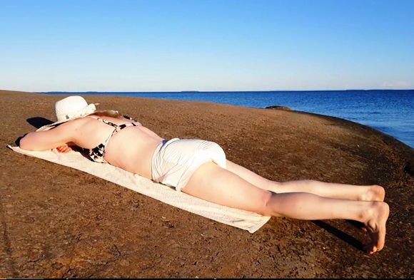 『海岸で日光浴をしている間の怠惰なおむつおしっことオナニー』【LittleLadyLumi】