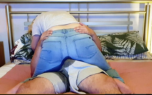 『新しいビデオ！キスしながら彼氏の膝の上でジーンズのまま放尿するドスケベな女の子』【AliceWetting】
