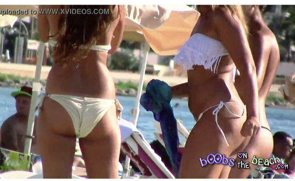 『休暇中にトップレスで踊るファットブラジルの女の子のサンバ』【Boobs On The Beach】