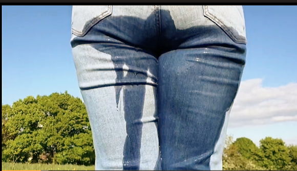 『公の場でわざとジーンズを放尿し、車の中で再び放尿。 古いビデオ:)』【AliceWetting】