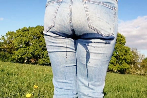 『公の場でわざとジーンズを放尿し、車の中で再び放尿。 古いビデオ:)』【AliceWetting】
