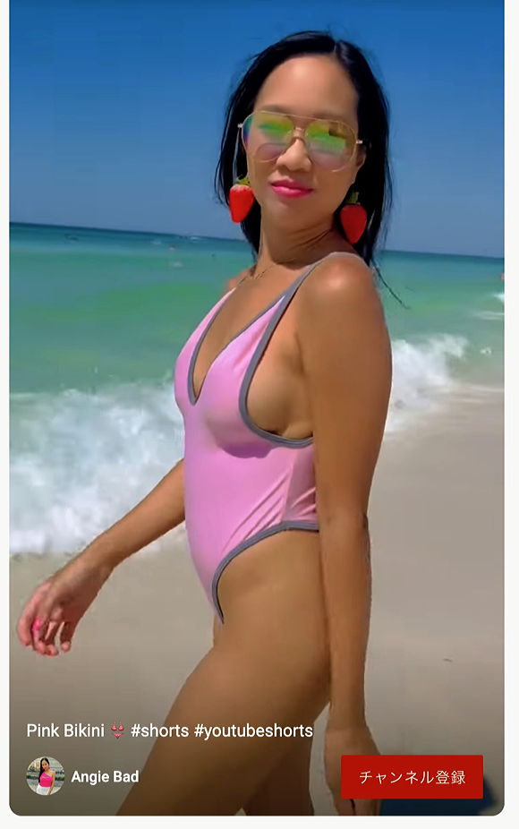 海岸でデカパイお姉さんが食い込み水着を見せつけます『ピンクのビキニ』【Angie Bad+Angie Bikini】