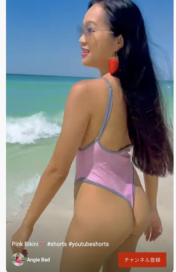 海岸でデカパイお姉さんが食い込み水着を見せつけます『ピンクのビキニ』【Angie Bad+Angie Bikini】