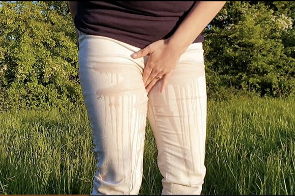 『新しいビデオ！ 欲求不満の女の子がキスしながら彼氏の膝の上でジーンズを放尿 ;)』【AliceWetting】