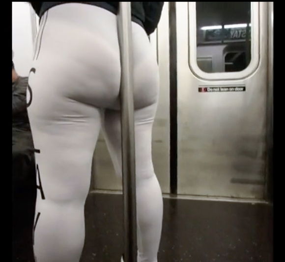 『ポールに寄りかかって電車の中で白いレギンスを透けて見える大きな戦利品のラティーナ』【voyeurcouplenyc】