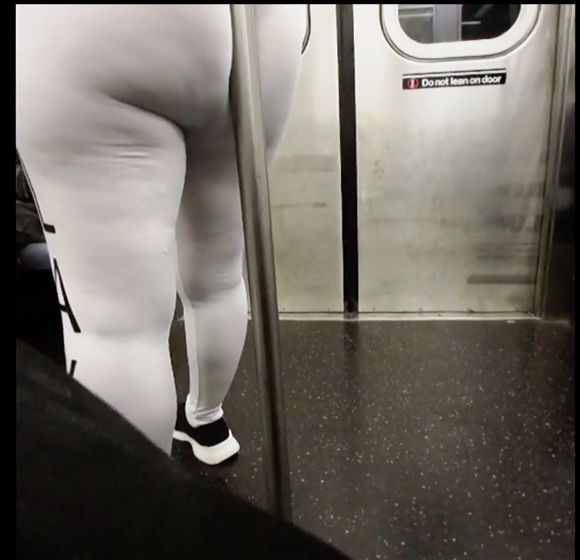 『ポールに寄りかかって電車の中で白いレギンスを透けて見える大きな戦利品のラティーナ』【voyeurcouplenyc】