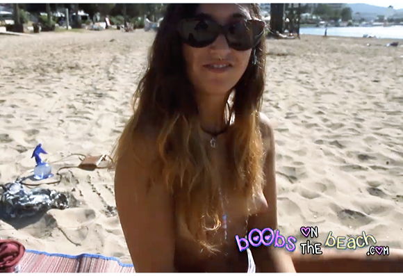 『休暇中の海外の本物のエッチな女とのトップレスビーチインタビュー』【Boobs On The Beach】