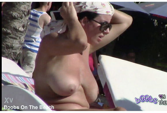 『トップレスで日光浴をしている巨乳の2人の熱いスウェーデンのガールフレンド』【Boobs On The Beach】