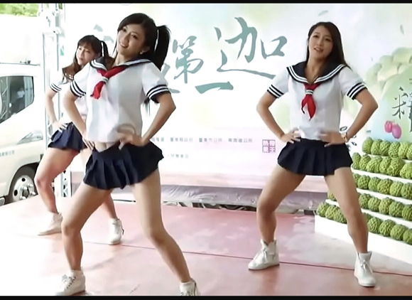 『スパンデックスパンツで踊る3人のアジアのスカンク』【Mrpetraglia】