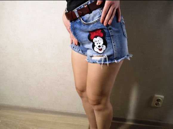 『アマチュアティーンがジーンズショートパンツで彼女のきついお尻をからかう』【teasecombo】