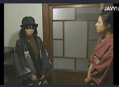 【ヘンリー塚本+浅井千尋+熟女】見るからに田舎者風情の山奥から来た女中！しかし風呂に入れたら可愛い美少女だったので御主人様がムラムラしてしまいます。