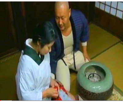 【ヘンリー塚本+虹野加奈+川嶋あみ+ミートボール吉野】火鉢と割烹着！彼氏が来たので娘を外に追い出してセックスする淫乱母【母親+愛人】