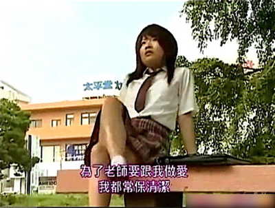 【ヘンリー塚本+島田香奈+幸野賀一】学校に隠れて担任教諭と淫行しているアウロリJK！公衆便所でチンポコを入れてしまいます。