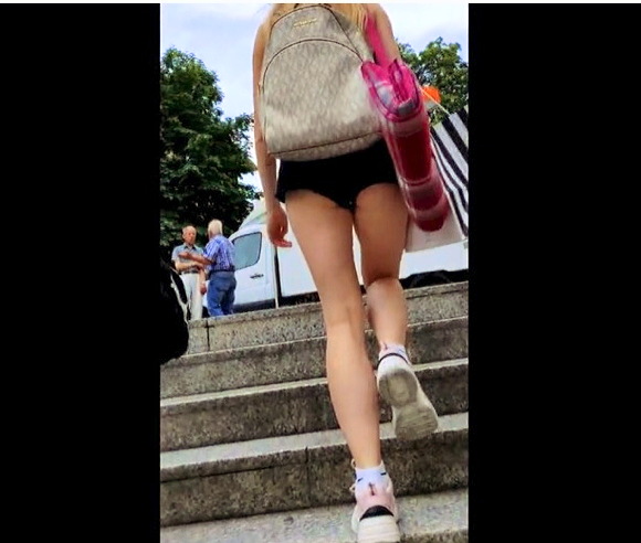 『ホットパンツを着ている少女は通りで彼女のお尻の頬を示しています』【ホットパンツ+美脚+盗撮+パンチラ+隠し撮り】