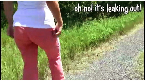 【着衣お漏らし】『ケナ・バレンティーナは彼女のジーンズにおしっこします』他【動画】