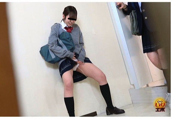 『女子校生トイレ前行列中 緊急ブッ放しおしっこ』【EVO】