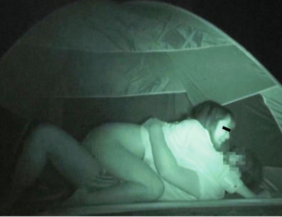 ハメを外して青姦している客を覗き続けているキャンプ場管理人の本物盗撮映像